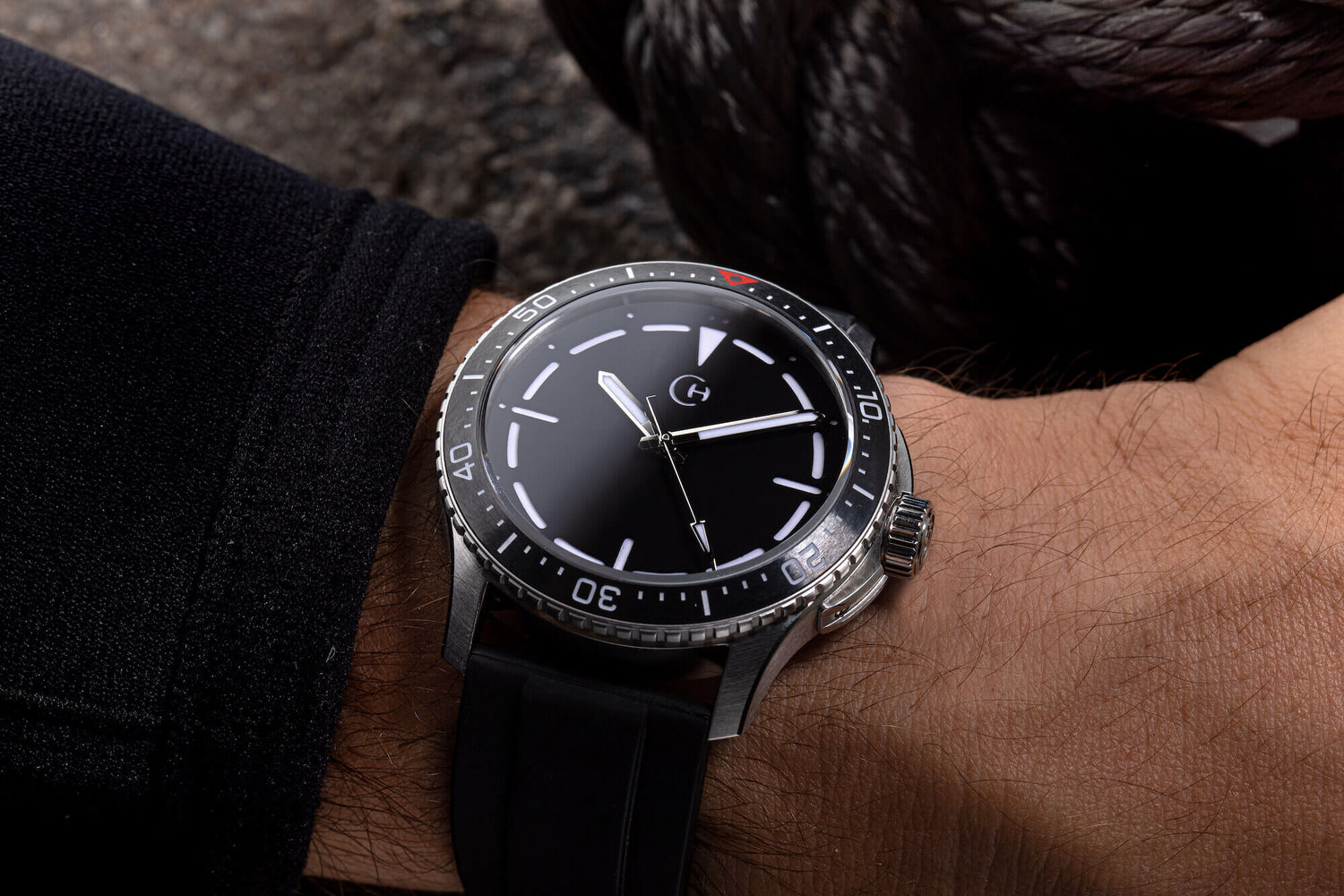 SeaQuest Dive Steel White on the diver ready for an underwater adventure, 42mm case, waterproof watch up to 300m